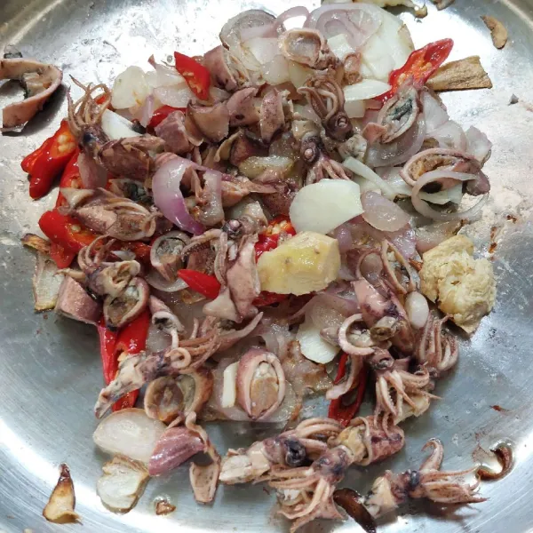 Tambahkan jahe dan cumi asin, aduk dan masak sebentar.