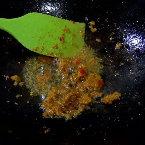 Tambahkan terasi, aduk rata.