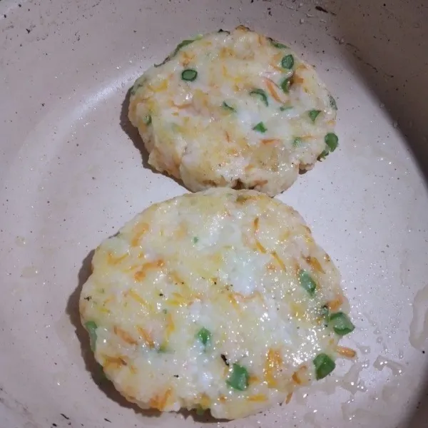 Panggang pancake nasi di teflon anti lengket, balik dan pastikan hingga matang dan berwarna kecoklatan di kedua sisi.