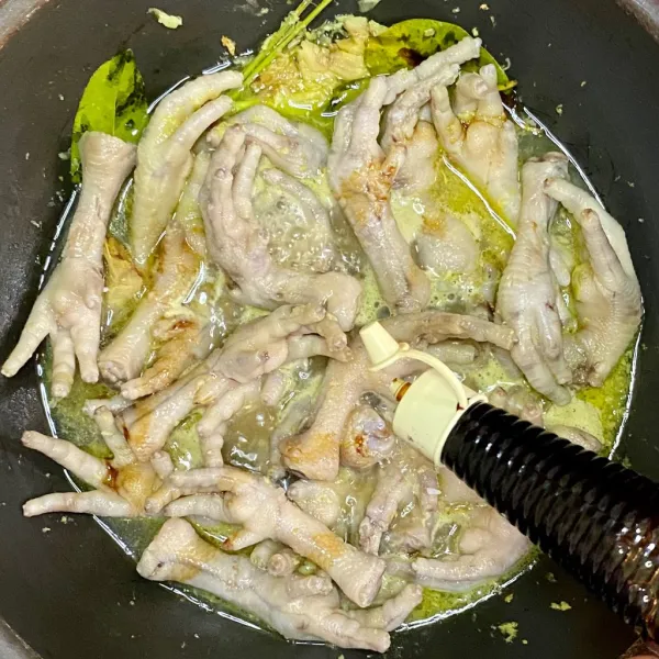 Tambahkan kecap asin dan kecap manis. Aduk hingga rata.