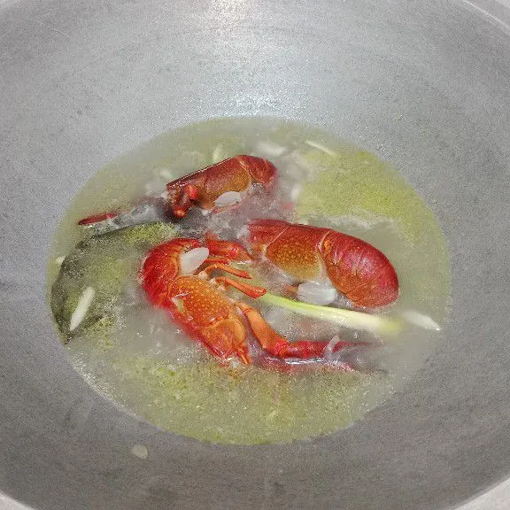 Masukkan lobster tambahkan garam, penyedap rasa dan saos tiram kemudian masak hingga matang dan berubah warna menjadi merah. Tumis lobster sederhana siap disajikan.