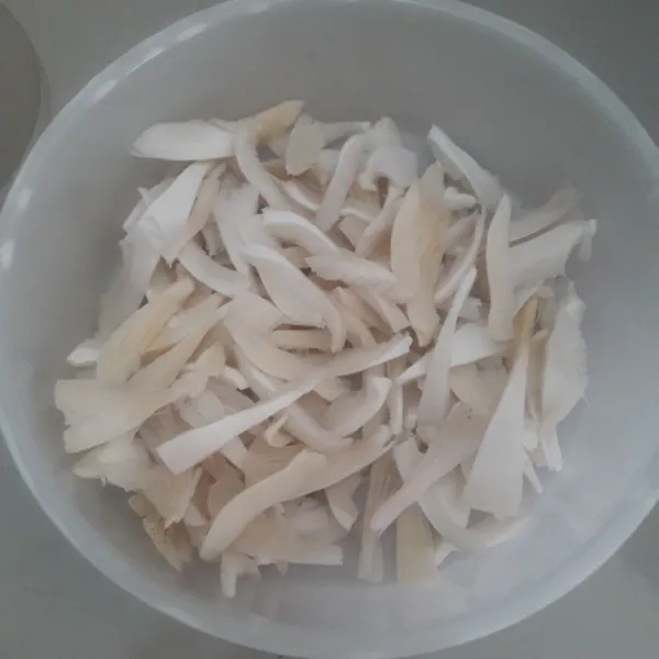 Buang bonggol jamur kemudian suir-suir jamur dan cuci bersih.