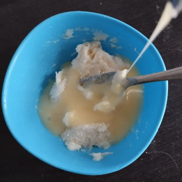Masukkan kental manis, tepung terigu, garam, gula dan vanili bubuk dan aduk merata hingga membentuk vla.