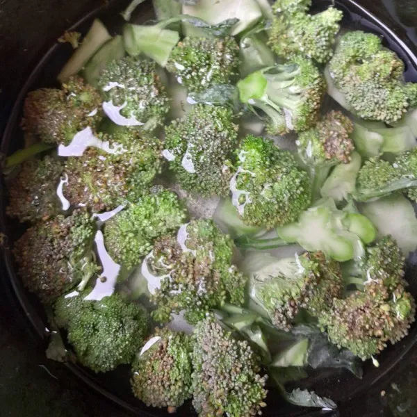 Potong brokoli, rendam dengan air garam sebentar, cuci bersih, lalu sisihkan.