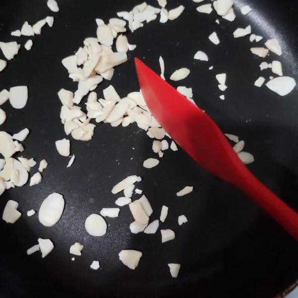 Sangrai kacang almond hingga kuning keemasan. Tiriskan.