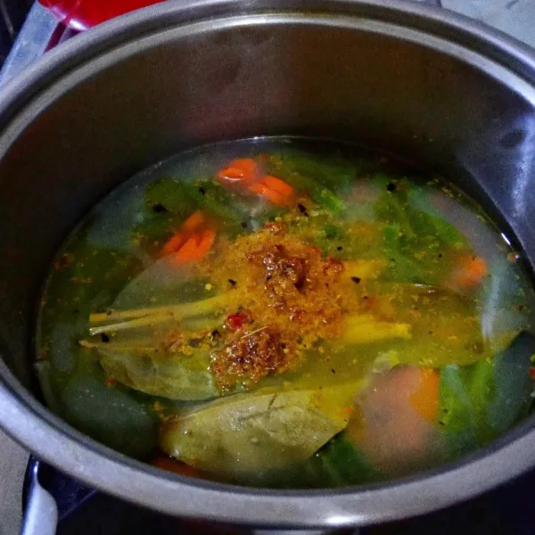 Tambahkan air asam jawa.