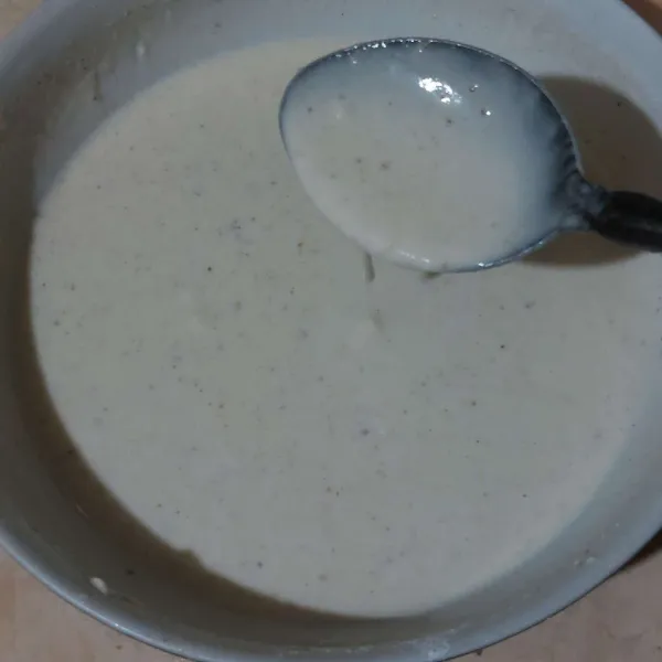 Campur bahan kering pencelup, tambahkan air sedikit demi sedikit. Stop bila sudah mendapatkan kekentalan yang diinginkan. Tidak terlaku kental, tidak terlalu encer.