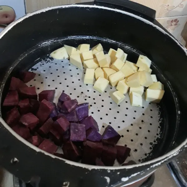 Kupas ubi ungu dan ubi jalar, cuci, potong-potong, lalu kukus hingga matang