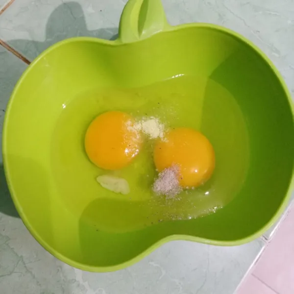 Kocok lepas telur, garam, merica dan kaldu bubuk.