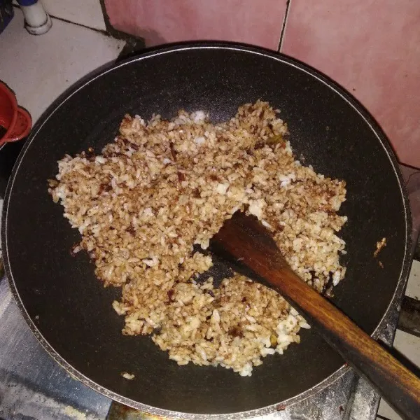Terus masak hingga nasi goreng matang sesuai selera. Sajikan.