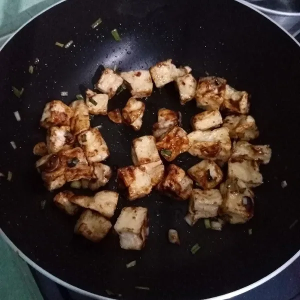 Aduk-aduk tahu dengan cepat, matikan kompor.