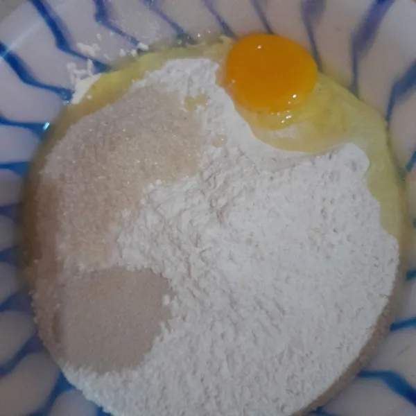 Campur tepung terigu, ragi, gula pasir, dan telur, lalu aduk hingga merata.