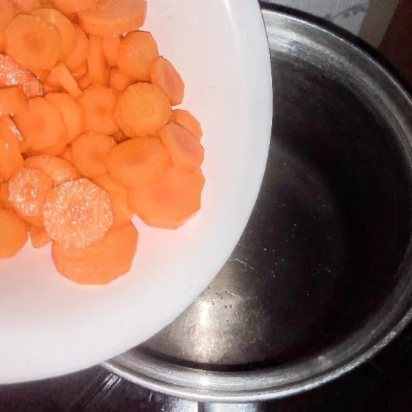 Didihkan air, masukkan wortel dan kubis yang sudah dipotong kecil-kecil.