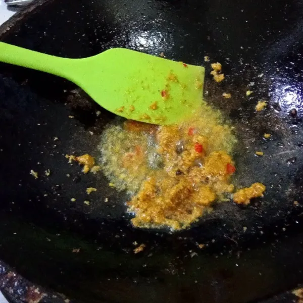 Tumis bumbu hingga harum dan matang.