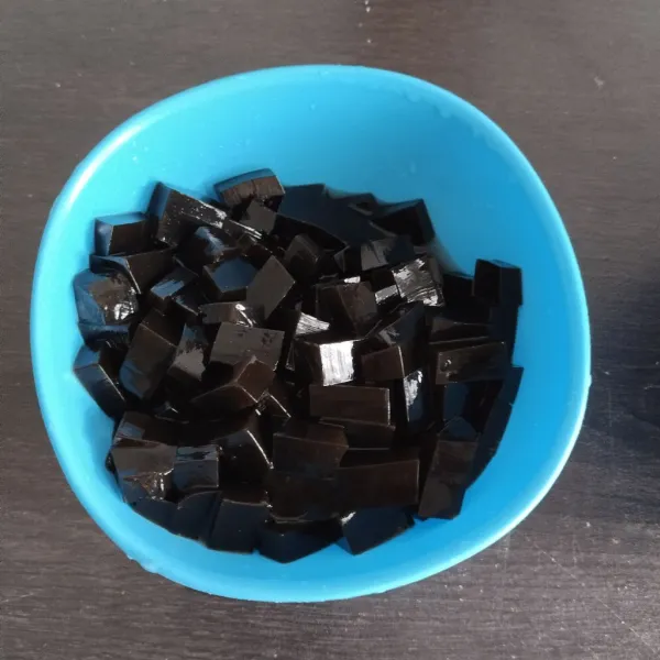 Potong dadu cincau dan cuci bersih.