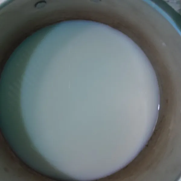 Masukkan santan dan susu cair ke dalam panci.