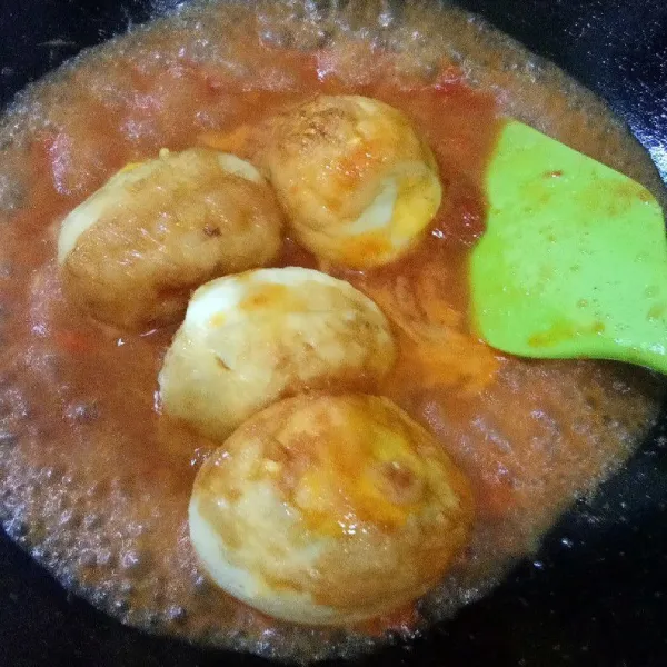 Masukkan telur, aduk rata.Masak hingga bumbu meresap dan air menyusut. Angkat.
