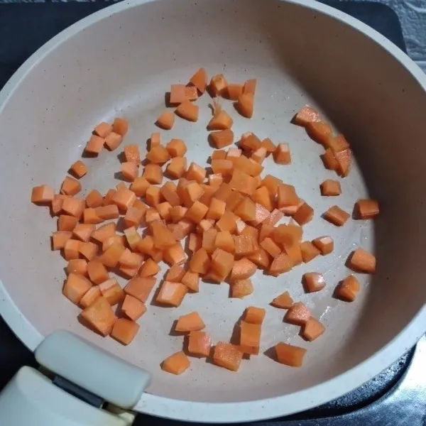 Tumis wortel dengan sedikit minyak di teflon hingga wortel berubah warna dan setengah matang.