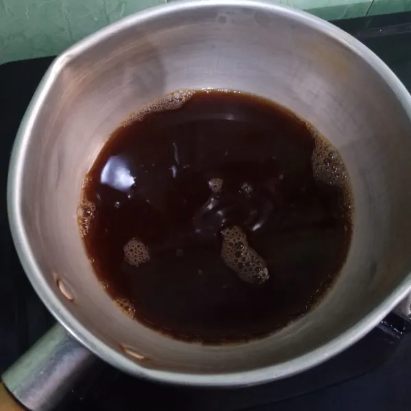 Masak bahan puding lapisan kopi yaitu bubuk jelly, bubuk agar-agar, kopi, gula dan air hingga mendidih.