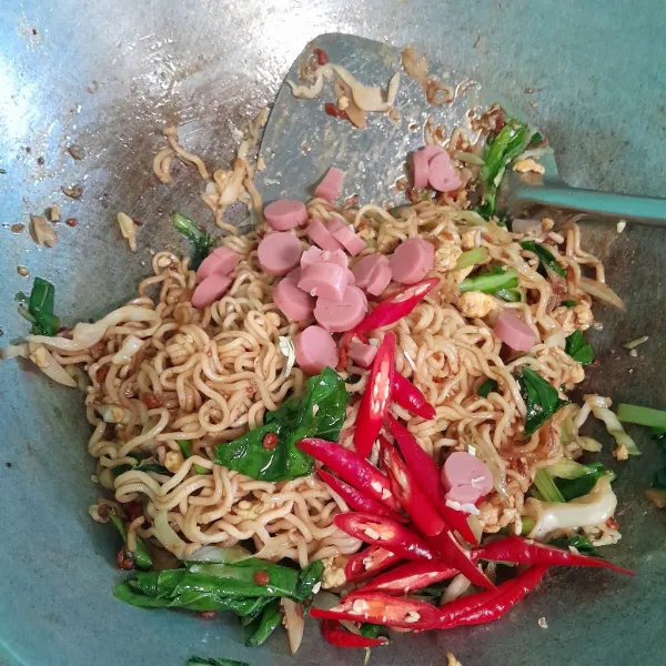 Tambahkan sosis dan cabe iris.