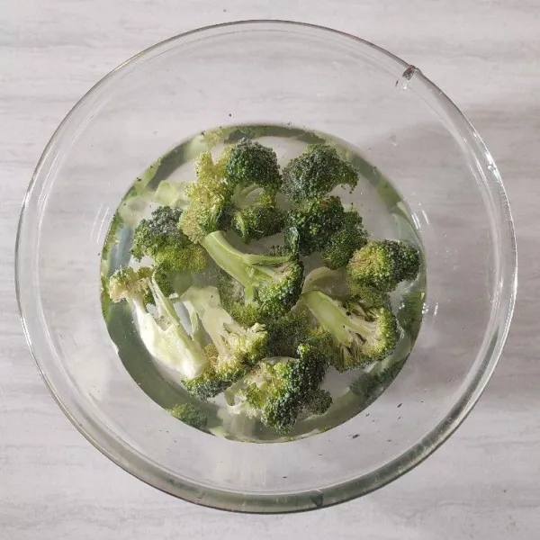 Rendam brokoli dengan air yang sudah di campur garam. Biarkan hingga beberapa saat, lalu cuci bersih dengan air mengalir.