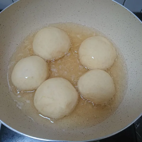 Panaskan minyak. Goreng dengan api kecil dengan sekali balik.