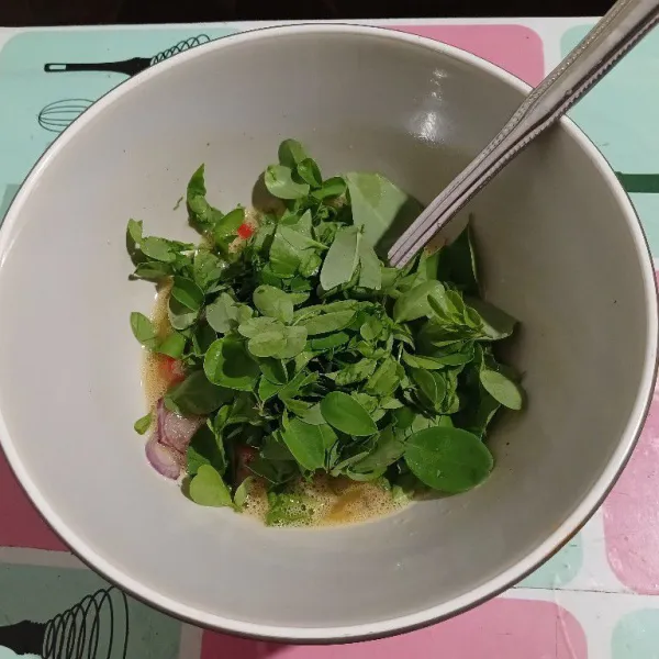 Tambahkan daun kelor. Aduk rata.