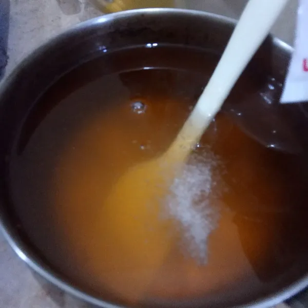Terus diaduk hingga hilang uap panasnya ± 3 menit, tuang bubuk fruity acidnya, aduk rata.