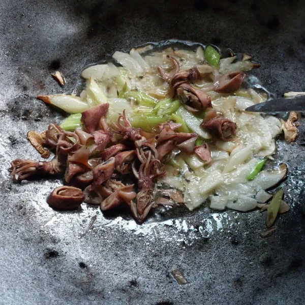 Tambahkan cumi, masak sebentar.