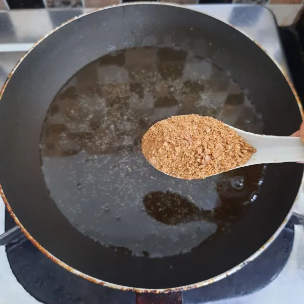 Disisi lain, panaskan minyak. Masukkan terasi, lalu goreng hingga harum saja