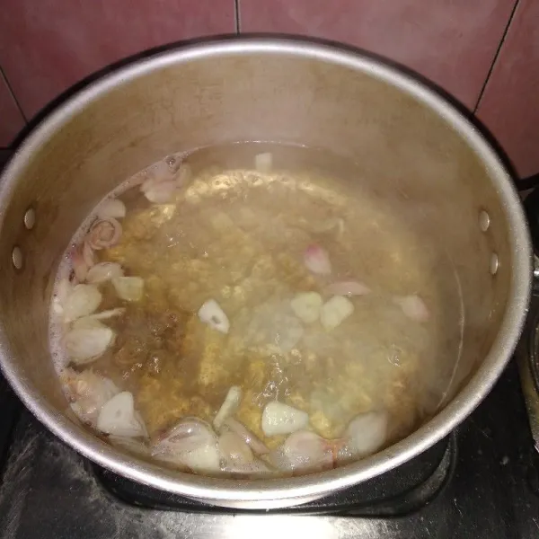Didihkan air, kemudian masukkan bawang merah dan bawang putih. Biarkan hingga harum.