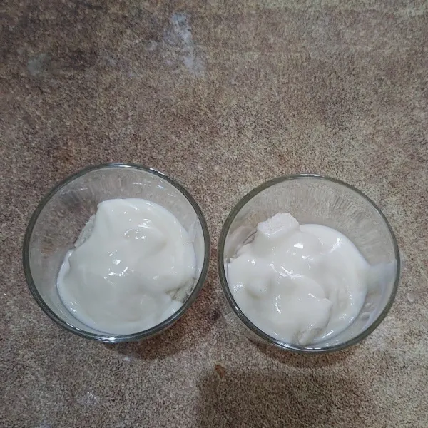 Tata roti di dalam gelas, tuang vla vanila secukupnya.