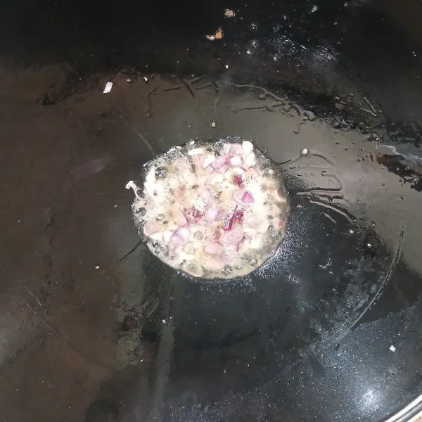 Tumis bawang merah dan putih hingga wangi.