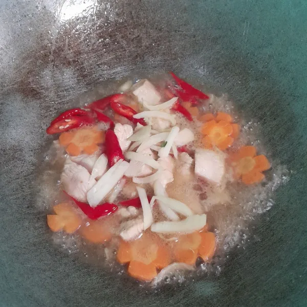 Masukkan bawang bombay, masak sampai kentang empuk, tes rasa, siap disajikan.