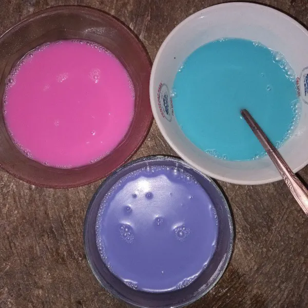 Kemudian bagi menjadi 3 bagian masing-masing diberi pewarna pink, biru, dan campuran pink biru.