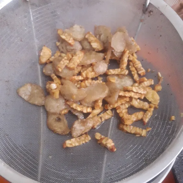 Potong-potong bakso dan tempe. Goreng sampai kering. Angkat dan tiriskan.