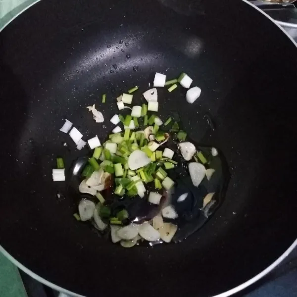 Masukkan daun bawang, garam, gula, merica bubuk, kaldu bubuk, kecap manis, aduk-aduk.