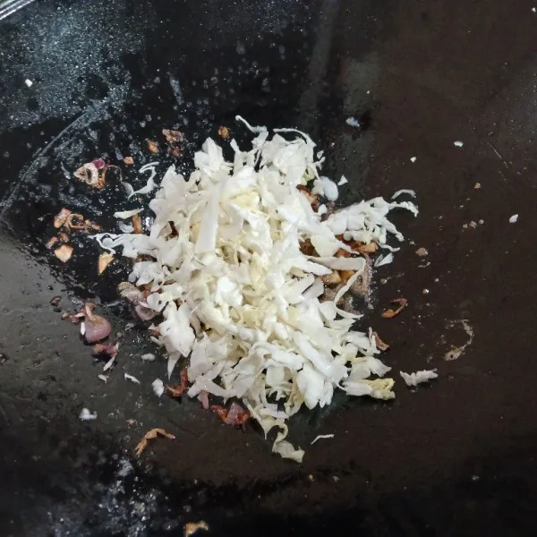 Masukkan kol, aduk rata hingga kol layu.