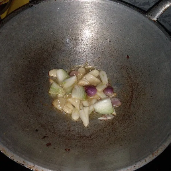 Tumis bawang putih dan bawang merah juga bawang bombay sampai harum.