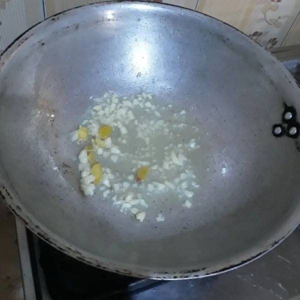 Tumis bawang putih dan jahe hingga harum.