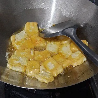 Goreng tahu hingga sedikit berkulit, lalu angkat.