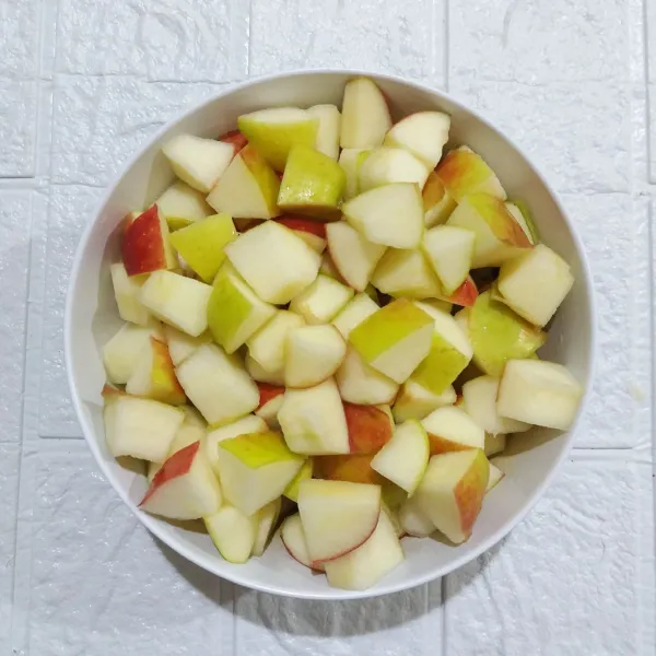 Cuci bersih apel, potong-potong sesuai selera, rendam dalam air garam sekitar 15 menit, tiriskan, & sisihkan.