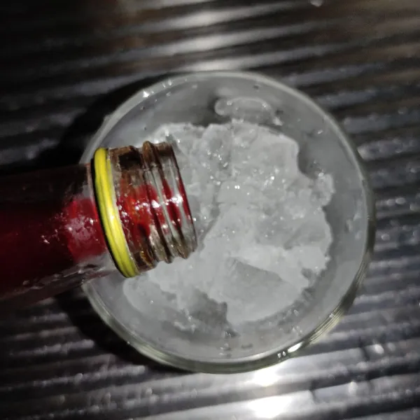 Tambahkan sirup cocopandan.