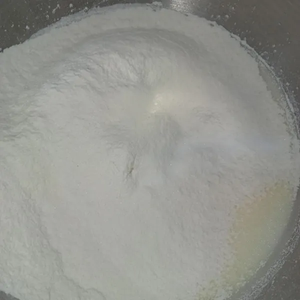 Masukkan tepung terigu dan tepung maizena sambil diayak dan mixer lagi dengan speed rendah asal tercampur saja.