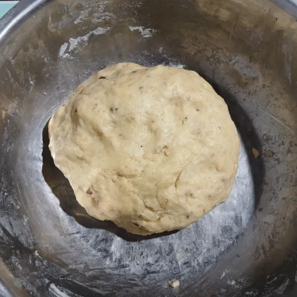 Kempiskan adonan. Timbang 35 gram.