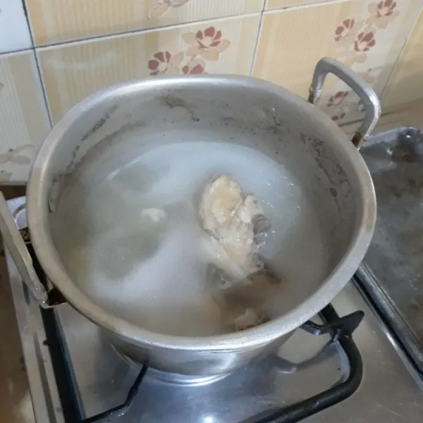 Cuci dada ayam lalu rebus dengan sedikit garam hingga matang dan empuk.