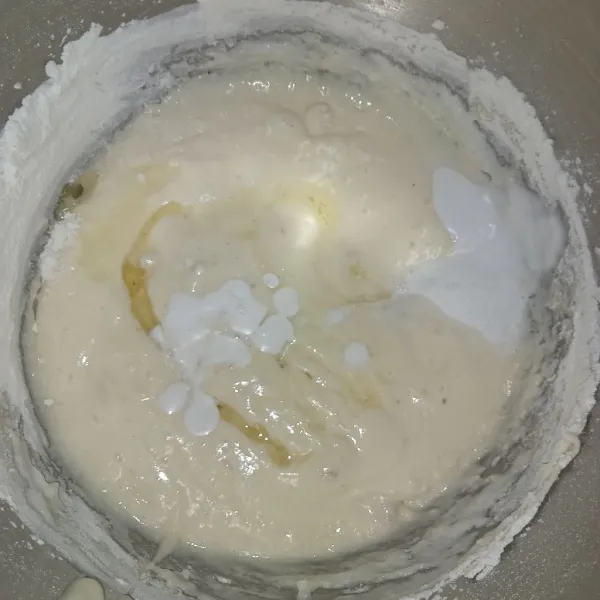 Tuang santan dan minyak goreng, mixer kembali dengan speed rendah sebentar saja.