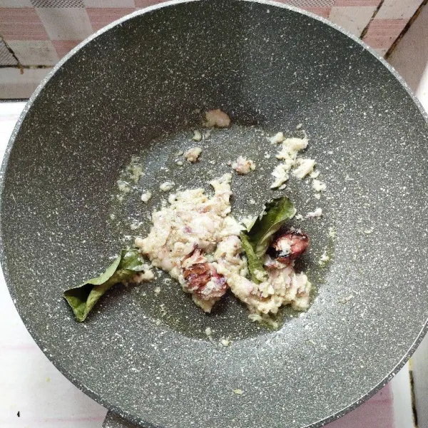 Panaskan minyak di atas pan, tumis bumbu sampai tanak dan harum, masukan daun salam dan lengkuas.