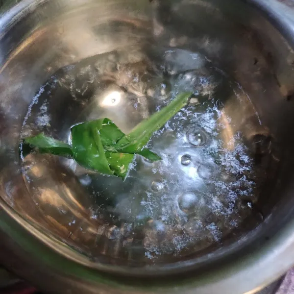 Didihkan air dengan daun pandan.