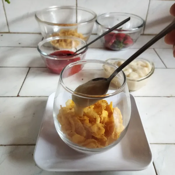 Tuangkan yogurt rasa buah.
